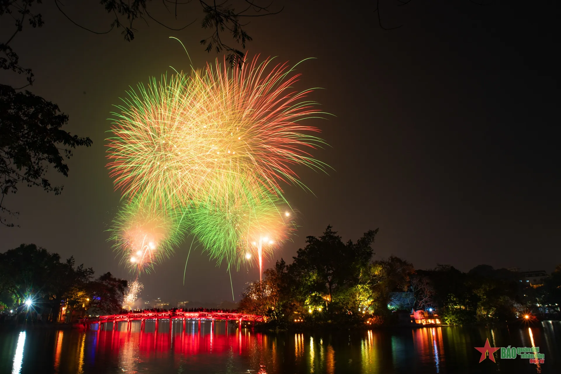 hồ hoàn kiếm bắn pháo hoa